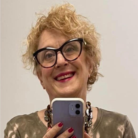 Meet your Posher, Sue - Picture 2 of 3